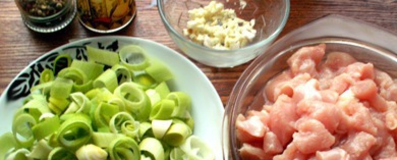 1. Этап. Шотландский пирог Кокки-Ликки: 1. Подготовим ингредиенты. Лук моем и режем мелкими колечками, а курицу размораживаем, обмываем, и нарезаем небольшими кусочками.