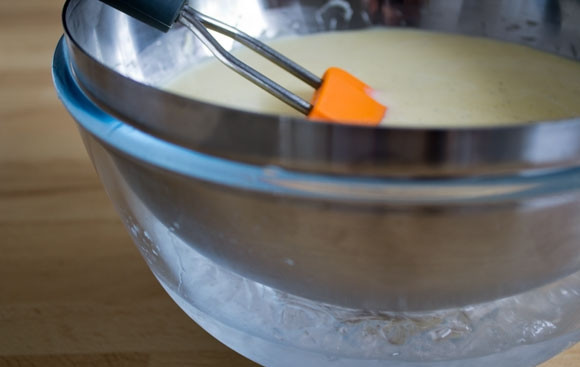 1. Этап. Пастель-де-Ната: 5. Процедите крем через сито, чтобы удалить ваниль и комочки, если они успели образоваться. Установите его в емкость со льдом.