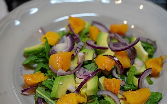 1. Этап. Салат с пряной тыквой Осенний блюз: Разложите ломтики запечённой тыквы, посыпьте орехами и заправьте оливковым маслом, смешанным с лимонным соком.