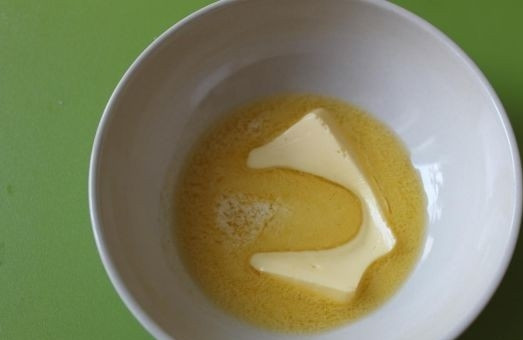 1. Этап. Пирог из моркови и творога: 3. Параллельно растопите сливочное масло и остудите немного.