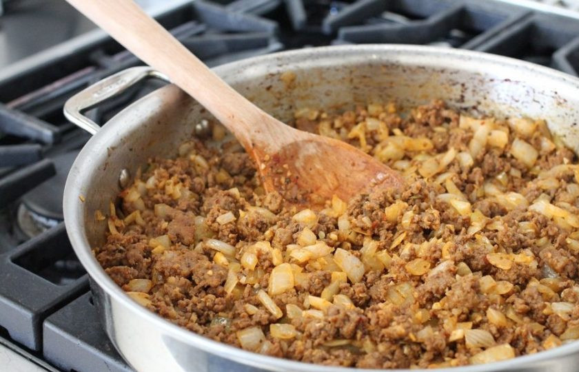 1. Этап. Вкусная лазанья: Также добавьте орегано, базилик и соль. Помешивайте и жарьте до готовности.