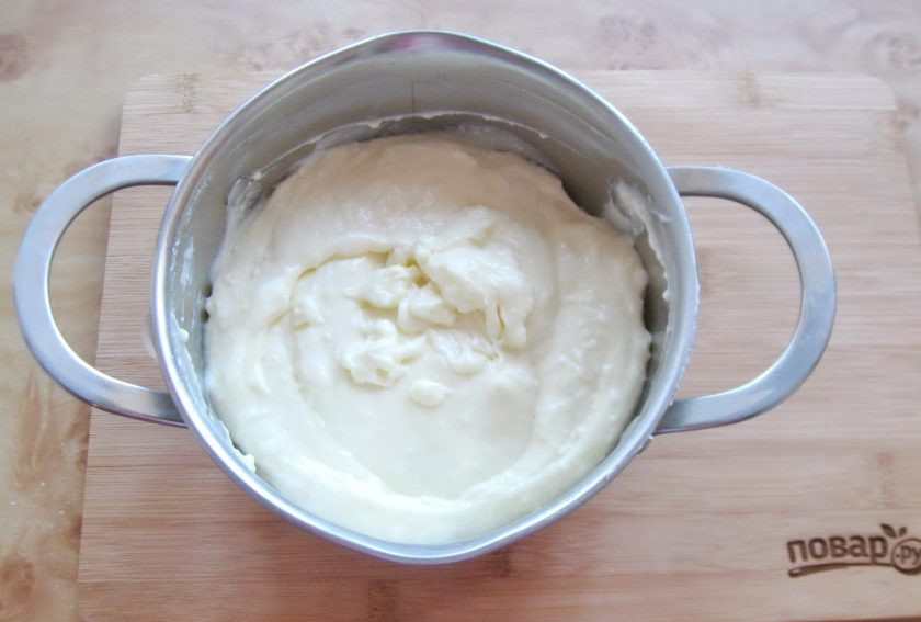 1. Этап. Яблочный пирог Фантазия: В охлажденный крем постепенно добавьте мягкое сливочное масло, ванильный сахар и взбейте миксером.