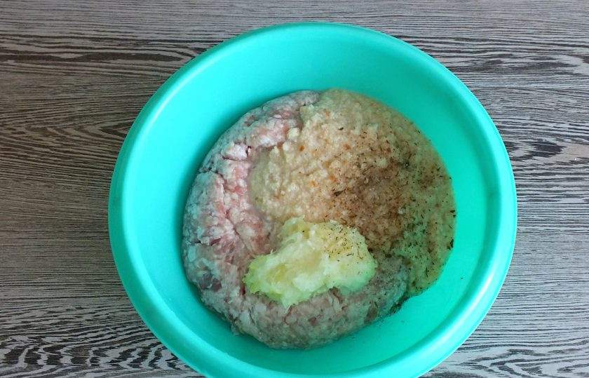 1. Этап. Мясные ватрушки с яйцом: В чашу выложите фарш. Натрите на мелкой тёрке лук и добавьте в чашу. Хлеб отожмите от лишней жидкости и измельчите в блендере или через мелкую тёрку. Добавьте в чашу. Посолите и добавьте специи по вкусу.