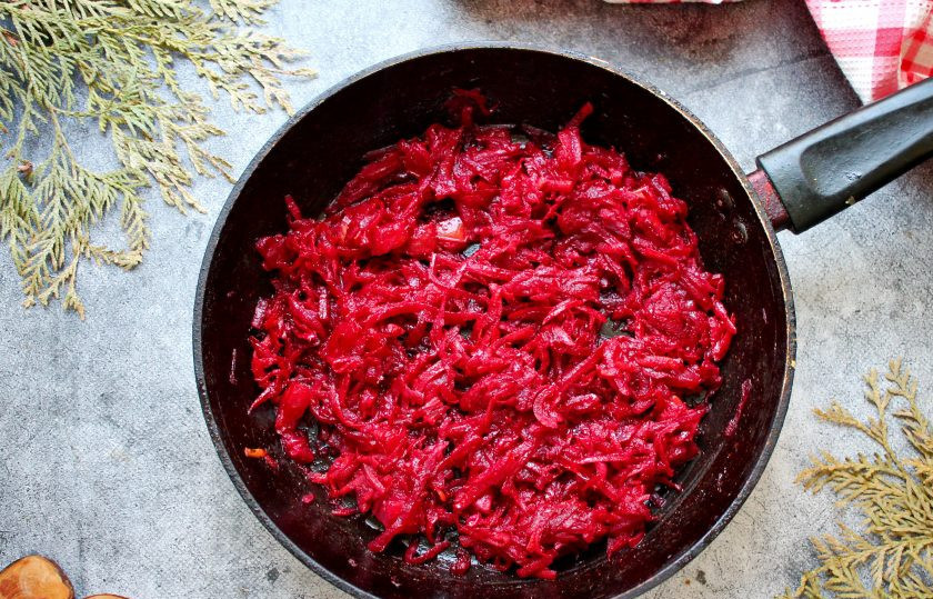 1. Этап. Борщ без капусты: Овощи перемешайте, влейте лимонный сок и убавьте огонь. Тушите овощи, перемешивая, в течение 8-12 минут, до мягкости овощей.