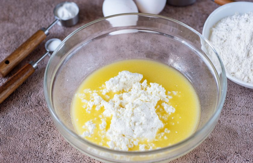 1. Этап. Творожные пончики в мультипекаре: Теперь к этой смеси добавьте творог, соль.