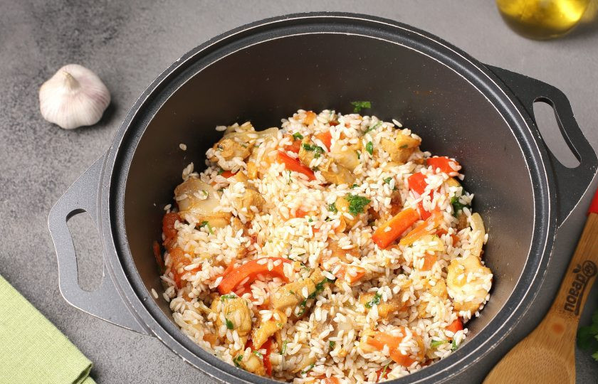 1. Этап. Ближневосточный плов с курицей и помидорами: Добавьте промытый рис, соль по вкусу и перемешайте всё вместе, аккуратно, ещё раз.