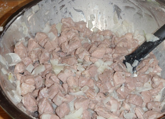 1. Этап. Вкусный пирог с мясом: Смешиваем мясо с луком со сметаной, солью и специями.