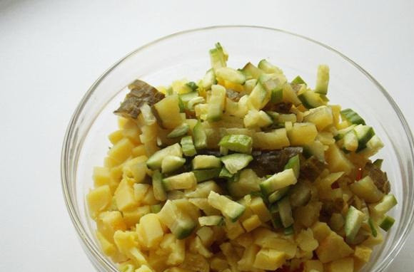 1. Этап. Салат Татьяна: 7. Свежий огурец вымыть и порезать. Можно использовать или свежий, или маринованный огурец, однако такое сочетание придает салату одновременно и кислинку и свежесть.