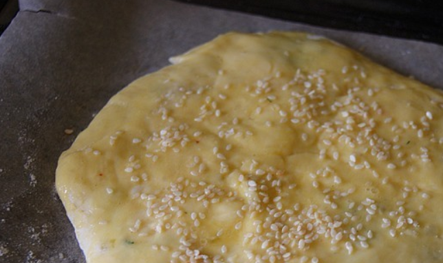 1. Этап. Картофельные лепешки: Каждую лепешку смазываем взбитым яйцом и посыпаем кунжутом (по желанию).