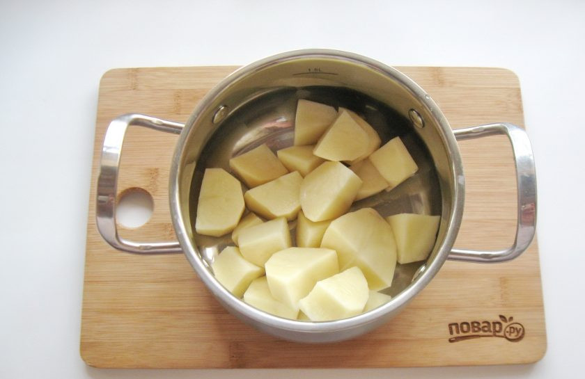 1. Этап. Луковое пюре: Картофель очистите, помойте и нарежьте крупными кусочками. Выложите в кастрюлю.