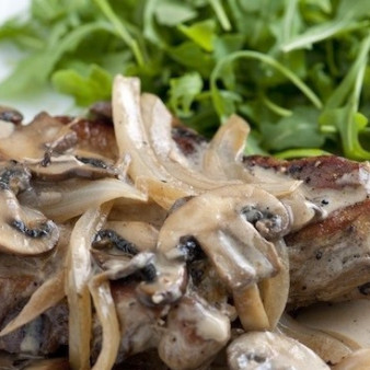 Свиные отбивные под белым соусом