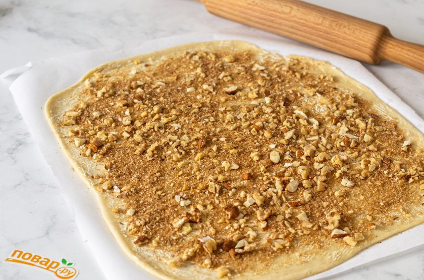 1. Этап. Постные синнабоны: Сверху ровным слоем распределите начинку. Немного вдавите ее руками.