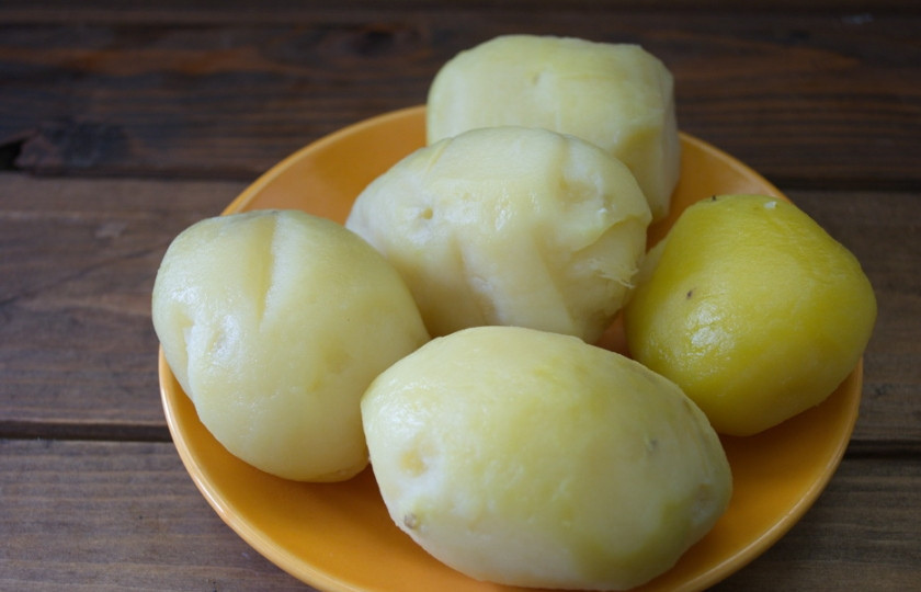 1. Этап. Запеканка мясная с овощами: Очистите картофель от шкурки. Нарежьте его колечками.