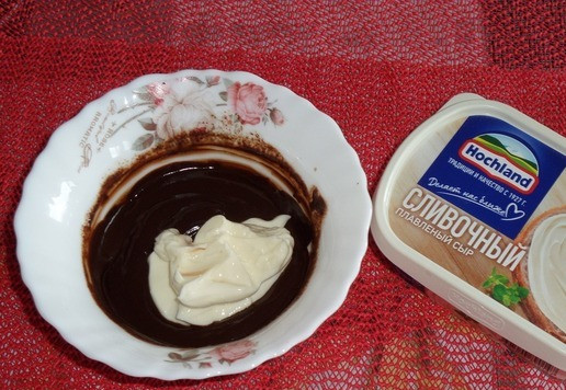 1. Этап. Шоколадный овсяноблин с бананом: Добавляем плавленый сливочный сыр.