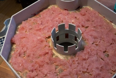 1. Этап. Пеммикан: Куриную грудку без кожицы перемалываем в фарш и выкладываем тонким слоем в сушилку или на противень.