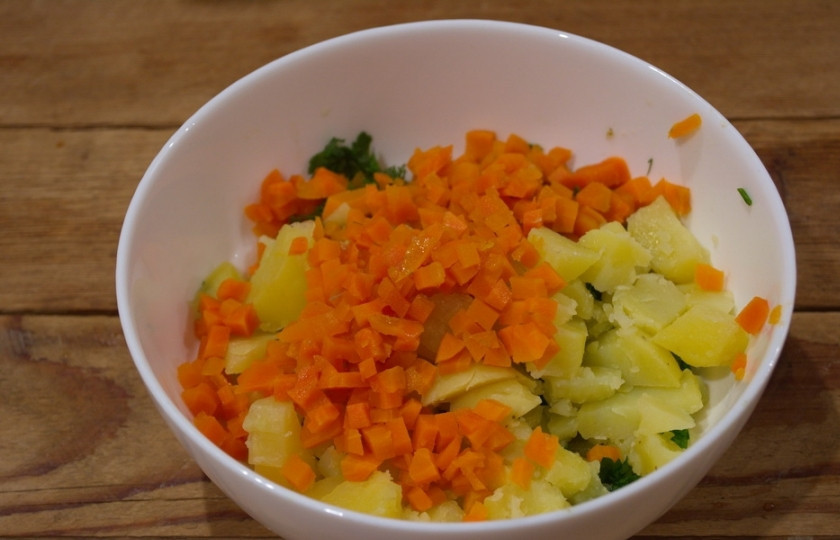 1. Этап. Картофельный салат с кальмарами и огурцами: 5. Отварную морковь нарезаем кубиками.