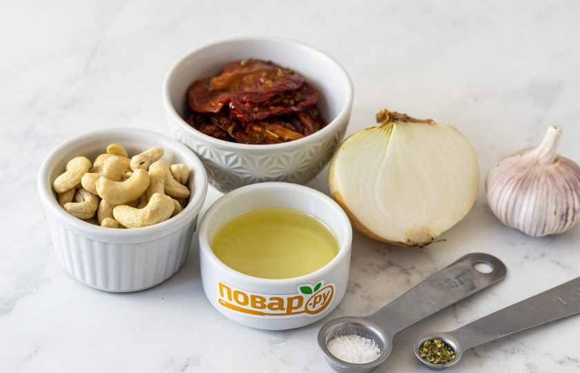 1. Этап. Соус из вяленых томатов: Подготовьте все ингредиенты.