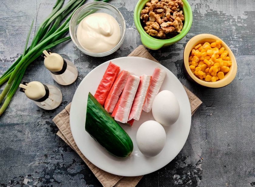 1. Этап. Крабовый салат с грецкими орехами: Подготовьте все необходимые ингредиенты.