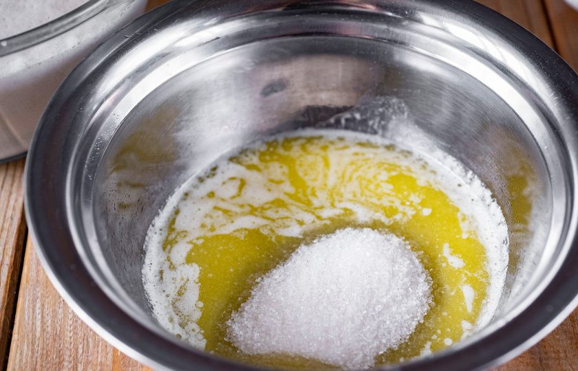 1. Этап. Булочки с грецкими орехами и корицей: В отдельную миску зальем растопленное сливочное масло (80 грамм), добавим 50 грамм сахара, соль. Венчиком все перемешаем.