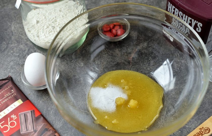 1. Этап. Печенье Новогодние олени: Переложите мед в глубокую миску, слегка подогрейте его в микроволновке или на водяной бане, всыпьте соду без горки. Разотрите мед с содой до белого состояния.