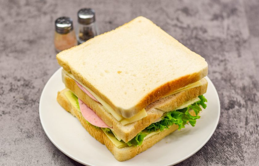 1. Этап. Бутерброд Тормозок: Выложите третий кусочек тостового хлеба. Вот и все, бутерброд 