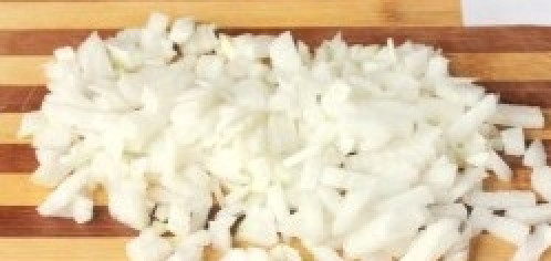 1. Этап. Рассольник из свинины: Репчатый лук чистим и нарезаем мелкими кубиками.
