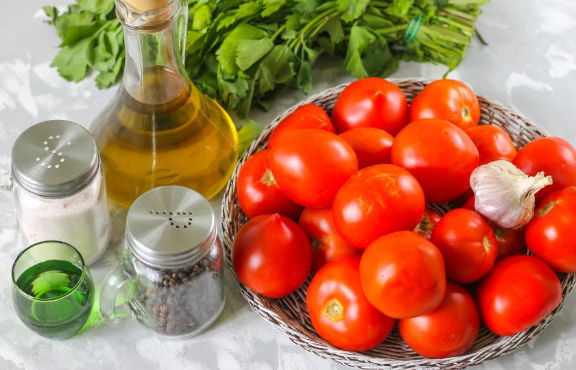 1. Этап. Приправа из помидоров на зиму: Подготовьте необходимые ингредиенты.