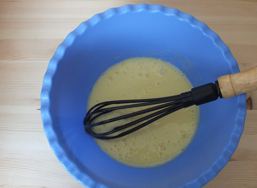 1. Этап. Оладьи со шпинатом: Оставшуюся ряженку смешайте с яйцами и сахаром.