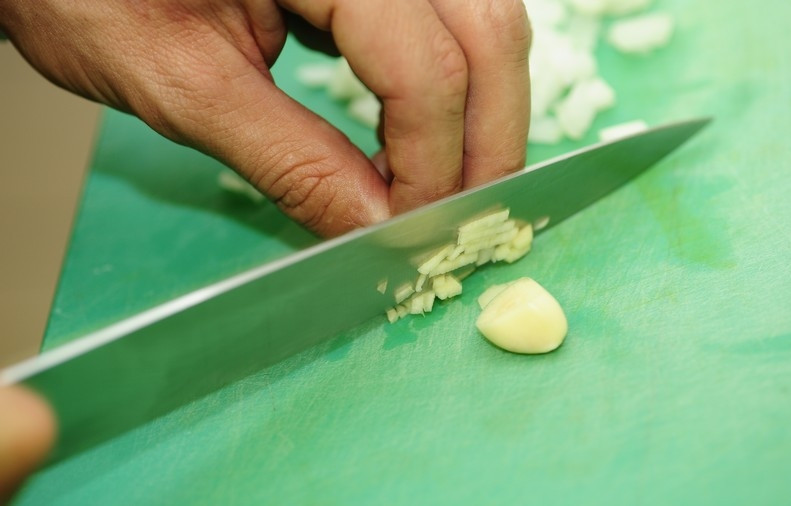 1. Этап. Суп из лисичек с фасолью: Мелко рубим чеснок.