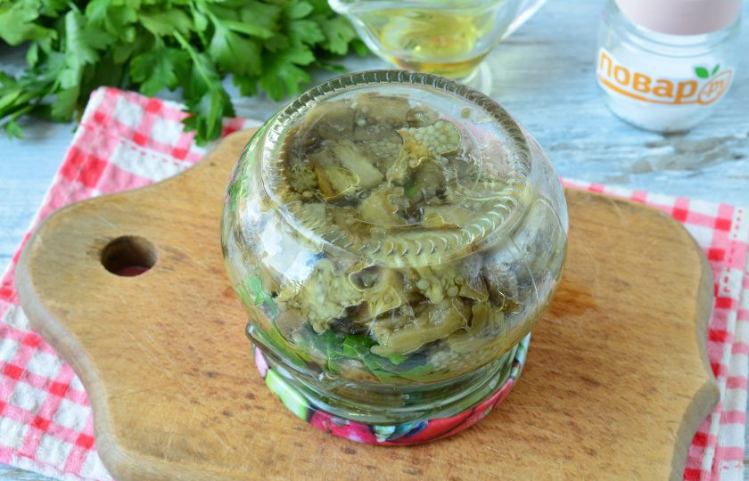 1. Этап. Баклажаны в духовке на зиму: Закатайте крышками, переверните верх дном и утеплите на несколько часов до остывания.