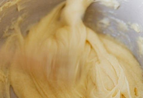 1. Этап. Корзиночки с заварным кремом и клубникой: Делаем тесто для корзиночек. Яйцо смешиваем со сливочным маслом, добавляем 250 граммов муки и 50 граммов сахара. Всё это перемешиваем, замешиваем тесто. Упаковываем тесто пищевой пленкой. Укладываем в холодильник на тридцать минут.