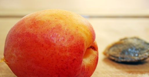 1. Этап. Варенье из абрикосов в сиропе: А вместо нее вставляем в абрикос один очищенный миндаль. Проделываем то же самое со всеми абрикосами.