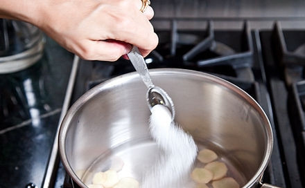 1. Этап. Свекла маринованная на зиму: В кастрюлю наливаем 1 стакан воды. Добавляем в кастрюлю имбирь, соль, сахар, уксус. Доводим до кипения. Размешиваем, следим, чтоб сахар полностью растворились.