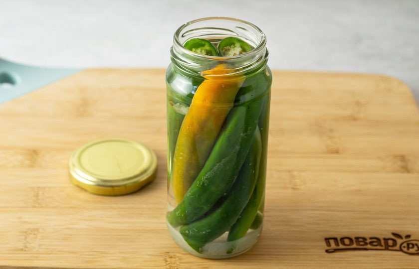 1. Этап. Пикантный острый перец на зиму: Влейте в баночку уксус и закатайте. Когда сахар полностью растворится, то можно убрать в темное прохладное место на хранение.