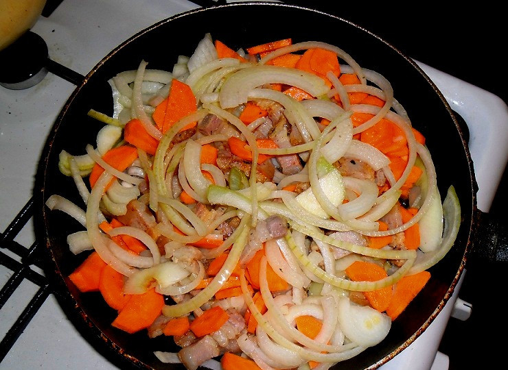 1. Этап. Паштет из куриной печени с овощами: Затем морковь отправляю на сковородку к остальным ингредиентам. Пассирую до появления золотистого оттенка.