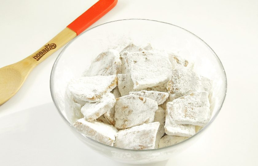 1. Этап. Баклажаны с мясом и овощами: Сложите баклажаны в кастрюльку и залейте кипятком. Затем откиньте на дуршлаг и через пару минут обваляйте со всех сторон в муке. Оставьте на 15 минут.