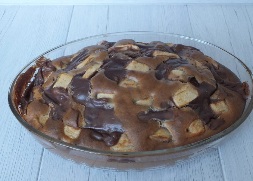 1. Этап. Яблочный пирог с пудингом: Готовый пирог достаньте из духовки. Слегка охладите.