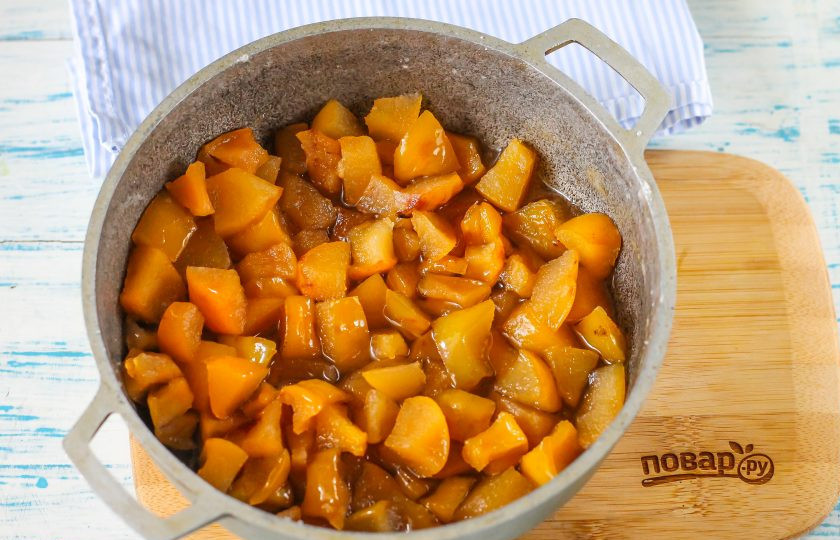 1. Этап. Варенье из японской айвы: В третий раз прогрейте варенье и выключите нагрев. С каждым разом в емкости будет становиться все меньше сиропа - нарезка будет впитывать его в себя при остывании. Враенье из японской айвы полностью готово, вы даже можете разлить его кипящим в простерилизованные банки и закатать на зиму.