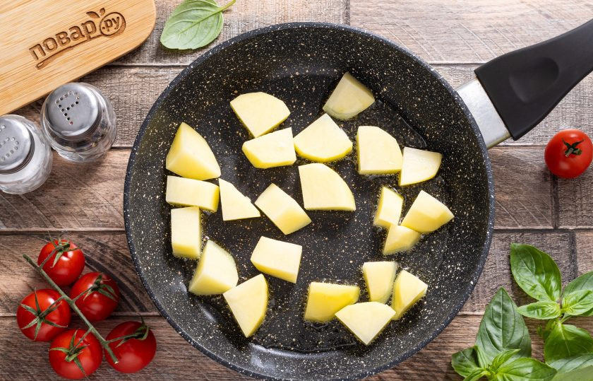 1. Этап. Рататуй с картошкой на сковороде: Картофель обжарьте отдельно почти до готовности и румяной корочки. Переложите его к баклажанам.