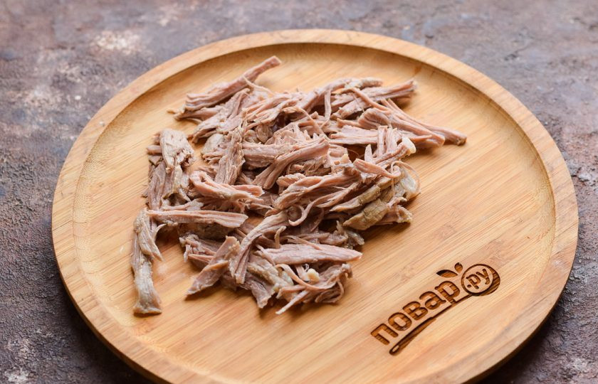 1. Этап. Салат из говядины с огурцом: Вареную говядину разберите на волокна или нарежьте длинными полосками.