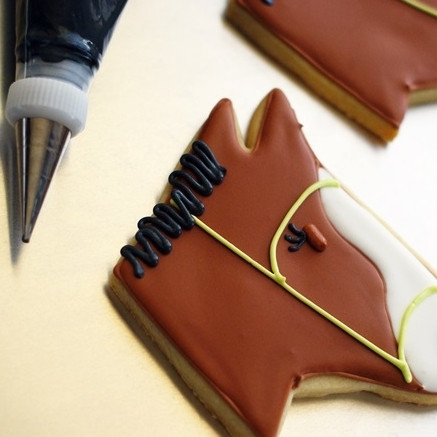 1. Этап. Печенье Лошадь: 4. Черной кондитерской краской нарисуйте гриву, реснички и ноздрю. Красота!