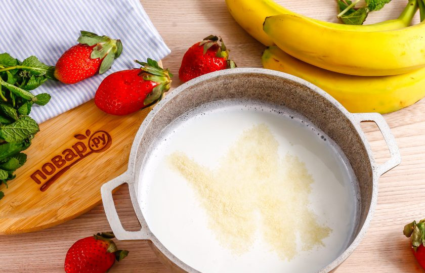 1. Этап. Клубнично-банановый террин: В чуть остывшие сливки всыпьте желатин и оставьте на 5 минут для того, чтобы он разбух. Затем вмешайте его в жидкость до полного растворения.