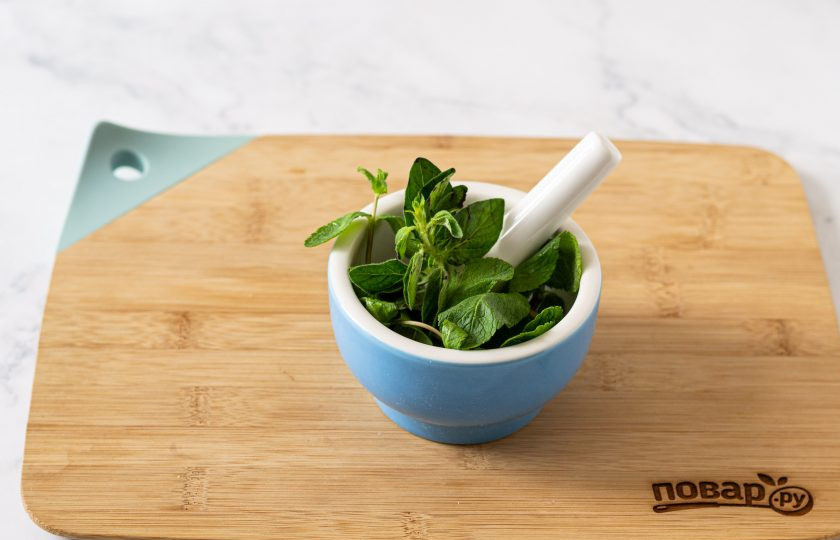 1. Этап. Малиновый взвар: Мяту и орегано разомните в ступке, чтобы зелень немного пустила сок.