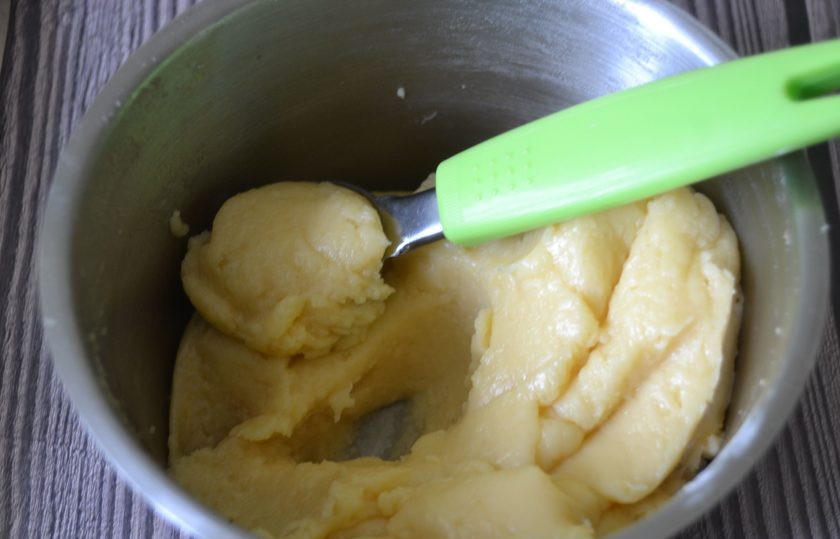 1. Этап. Булочки Гужеры: Выкладывать тесто на лист для выпечки можно из кондитерского мешка, а можно ложкой, я использовала для этого ложку для мороженого.