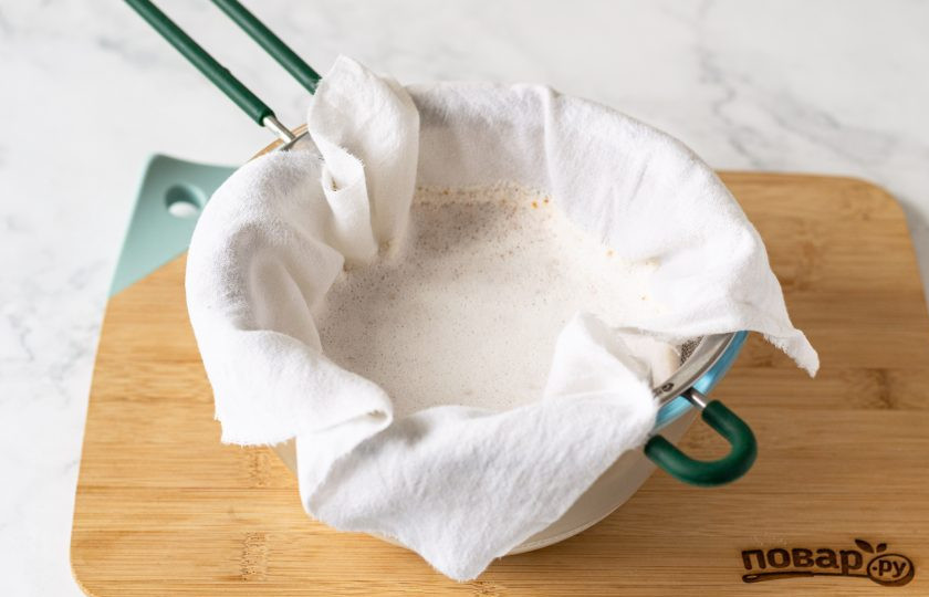 1. Этап. Вегетарианское молоко в домашних условиях: Процедите получившуюся жидкость через сито и хлопковую ткань или марлю. Тщательно отожмите жмых.