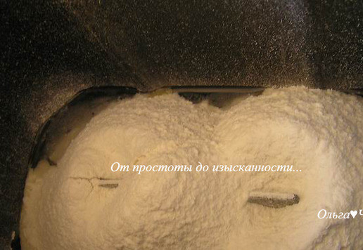 1. Этап. Багеты с шоколадом и миндалём: Всыпьте просеянную муку.