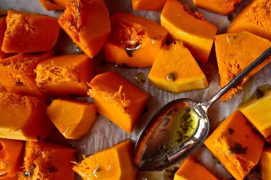 1. Этап. Тыква, запеченная с медом в духовке: 2. Полейте маслом и отправьте в духовку на 20 минут. После добавьте мед и семена кунжута, аккуратно перемешайте и снова отправьте в духовку. Запекайте еще минут 15-20 до мягкости тыквы.