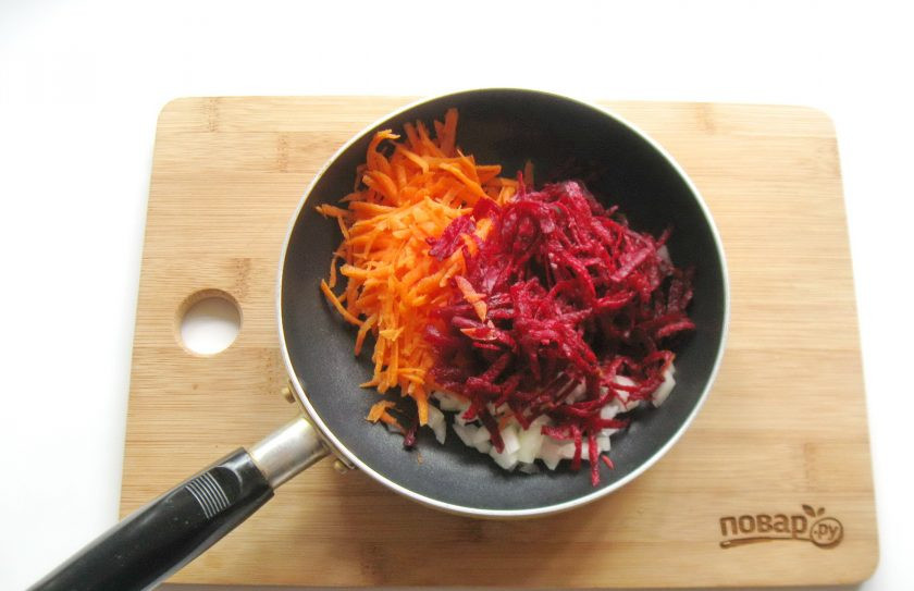 1. Этап. Борщ с пекинской капустой: Свеклу очистите, помойте и натрите на терке. Добавьте к луку и моркови в сковороду. Налейте рафинированное подсолнечное масло и тушите овощи под крышкой 10-15 минут, периодически перемешивая.