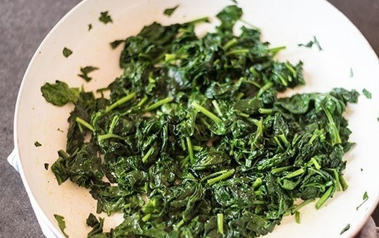 1. Этап. Закусочный пирог со шпинатом и семгой: 2. В большой сковороде обжарьте шпинат в горячем масле в течение 5 минут на среднем огне, посолите, поперчите и перемешайте.