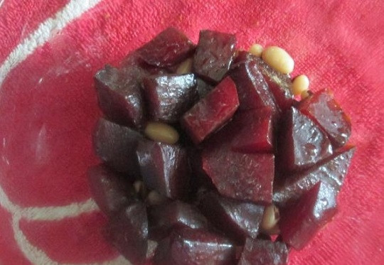 1. Этап. Салат из свеклы с фасолью и черносливом: 4. Готовую свеклу остудите и выложите к фасоли.